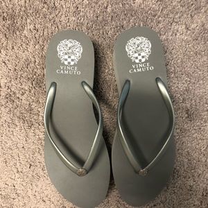 Vince camuto NWT flip flop/ sandels